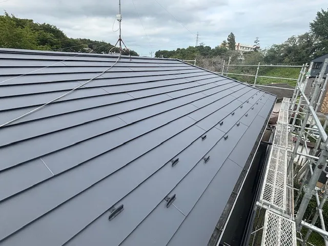 千葉市中央区Ｓ様邸屋根葺替え工事(カバー工法)着・完工しました！！